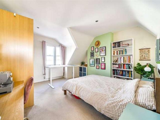 Flat for sale in Seething Wells, Greater London