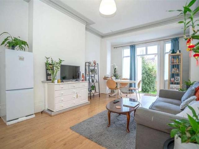 Flat for sale in North Finchley, Greater London