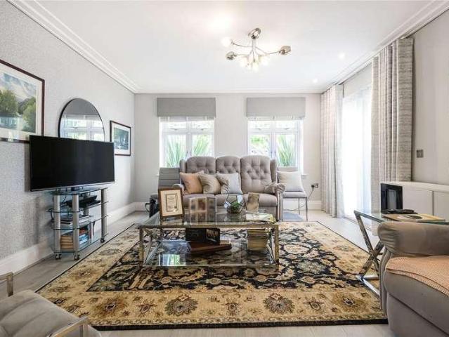 Flat for sale in Cockfosters, Greater London