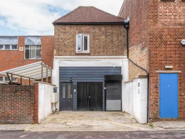 Flat for sale in New Town, Horsham