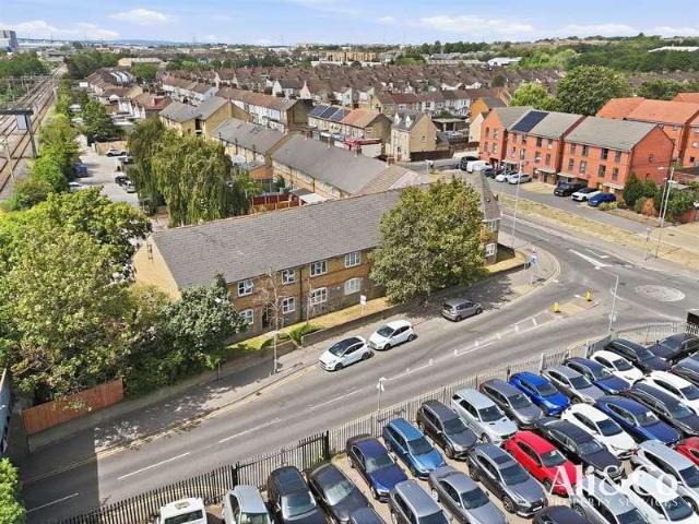 Flat for sale in Badgers Dene, Grays