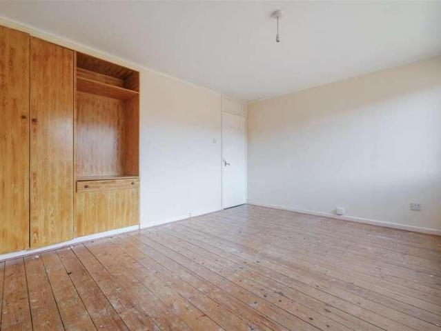 Flat for sale in Emmbrook, Wokingham