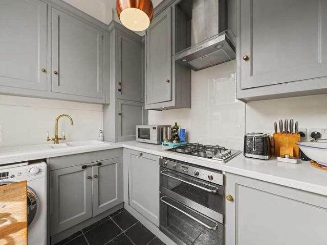 Flat for sale in Brownswood Park, Stoke Newington