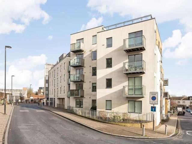 Flat for sale in London Borough of Lewisham, Forest Hill