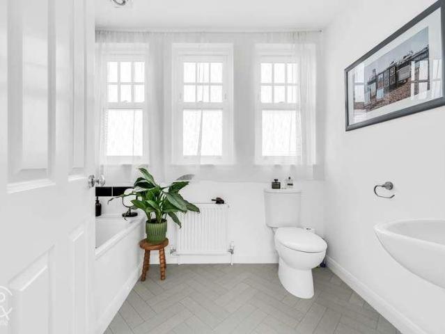 Flat for sale in London Borough of Ealing, Greater London