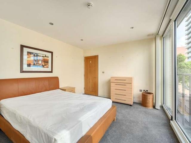 Flat for sale in Canning Town, Greater London