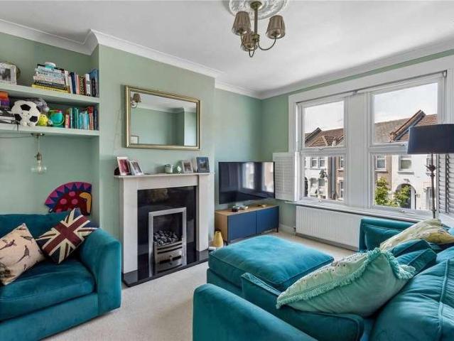 Flat for sale in Summerstown, Greater London