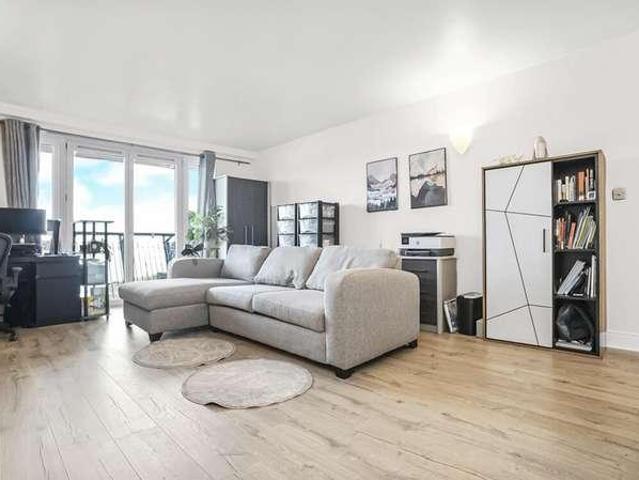 Flat for sale in Canary Wharf, Greater London