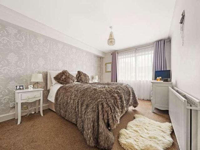 Flat for sale in Oakwood, West Yorkshire
