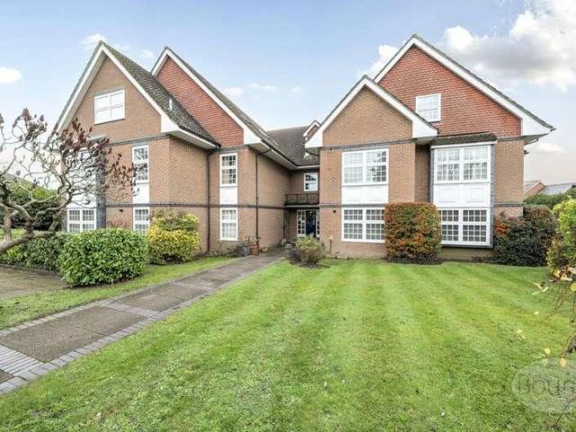 Flat for sale in Farnham, Waverley