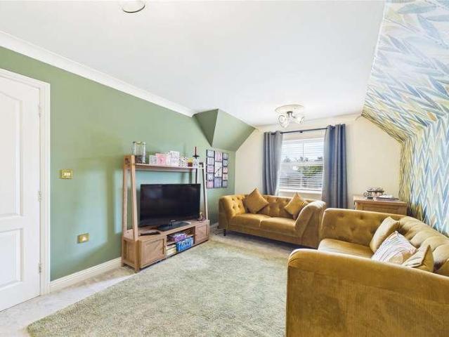 Flat for sale in Heol-las, Surrey