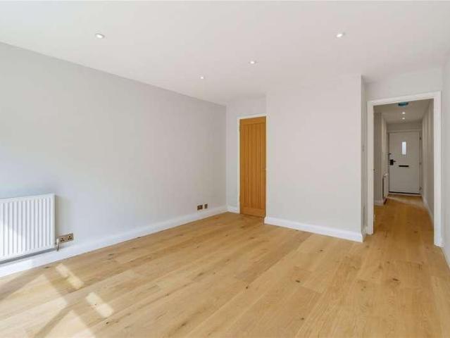 Flat for sale in Clapham Junction, Greater London