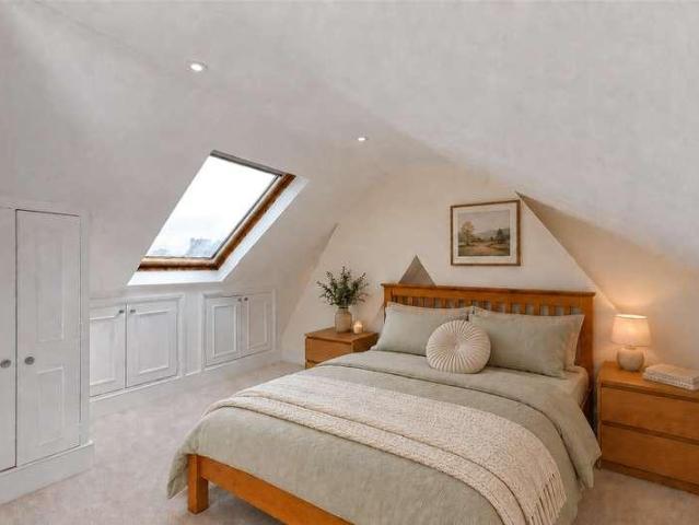 Flat for sale in Balham, Greater London