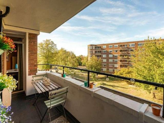Flat for sale in Denmark Hill, Greater London