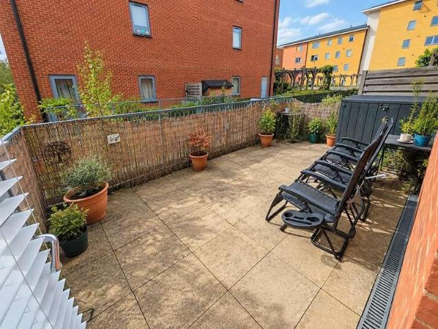 Flat for sale in London Borough of Ealing, Greater London
