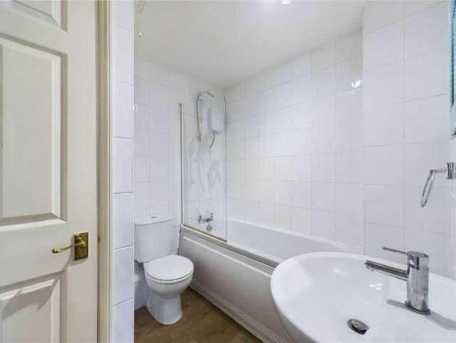 Flat for sale in Emmbrook, Wokingham