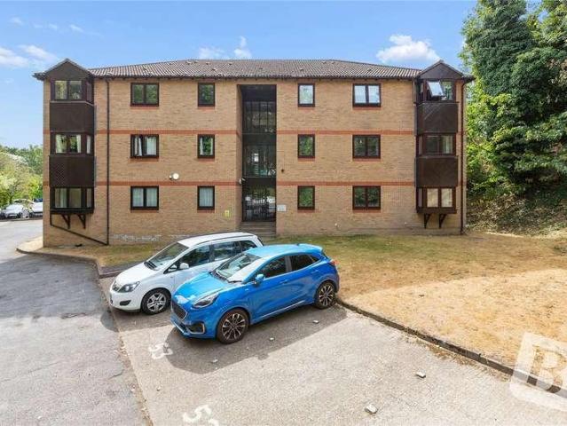 Flat for sale in Gidea Park, Greater London