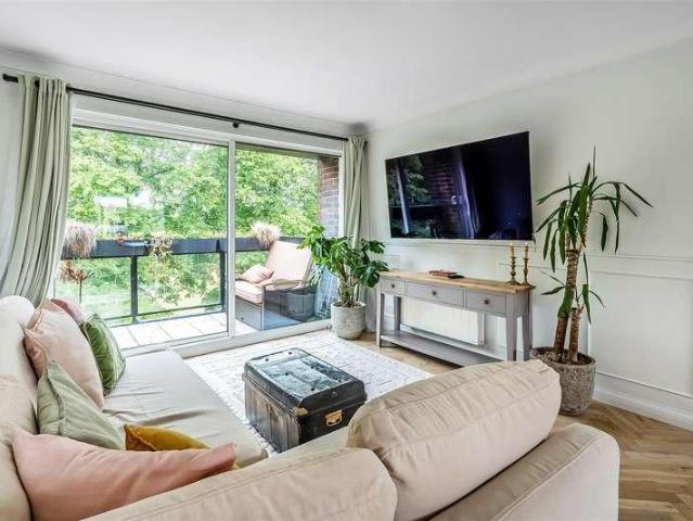 Flat for sale in Oxted, Hillview