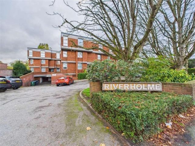 Flat for sale in East Molesey, Surrey