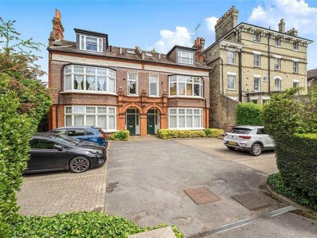 Flat for sale in Berrylands, Greater London