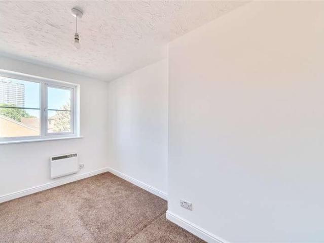 Flat for sale in Tolworth, Greater London