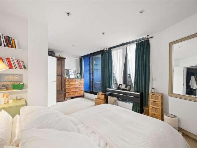 Flat for sale in North Kensington, Greater London
