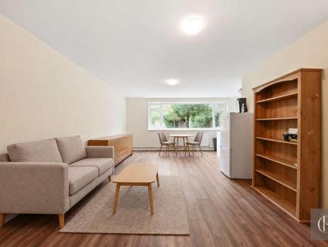 Flat for sale in Clapham, Greater London