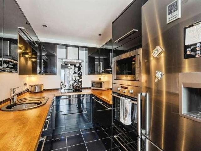 Flat for sale in SA1 Swansea Waterfront, Swansea