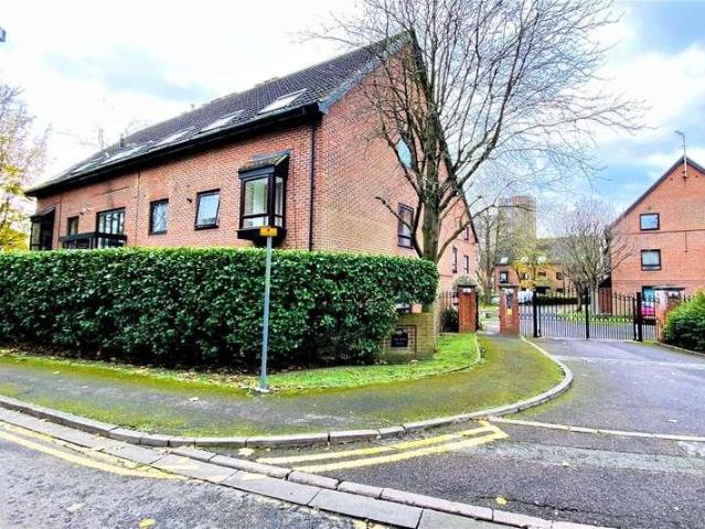 Flat for sale in Birch Green, Lower Halliford