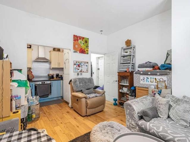 Flat for sale in Bowes Park, Greater London
