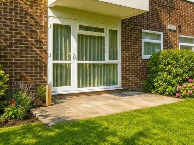 Flat for sale in Binscombe, Fole