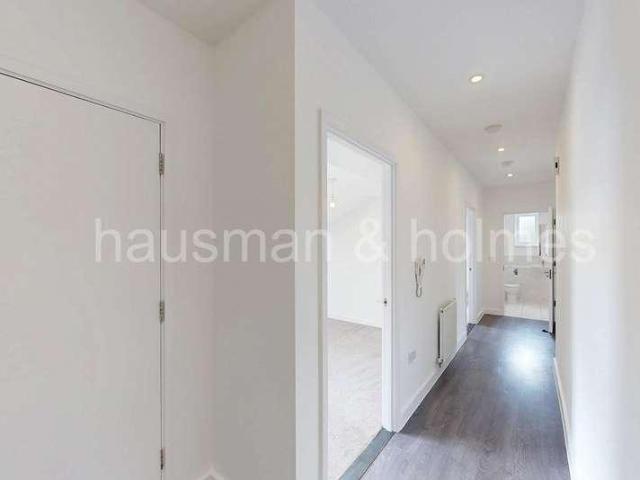 Flat for sale in Brent Cross, Greater London