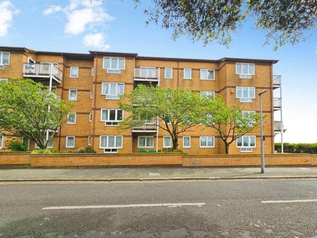 Flat for sale in Holland-on-Sea, Dale Hill