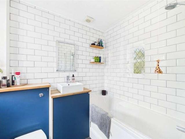 Flat for sale in West End, Heol-las