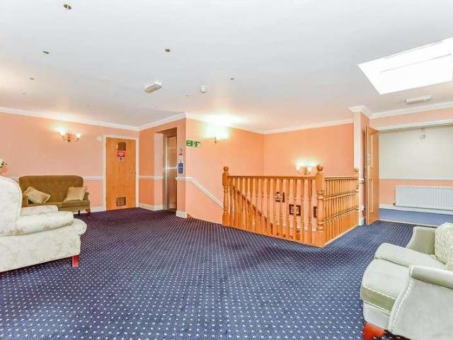 Flat for sale in Romford, Gidea Park