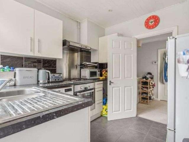 Flat for sale in London Borough of Ealing, Greater London