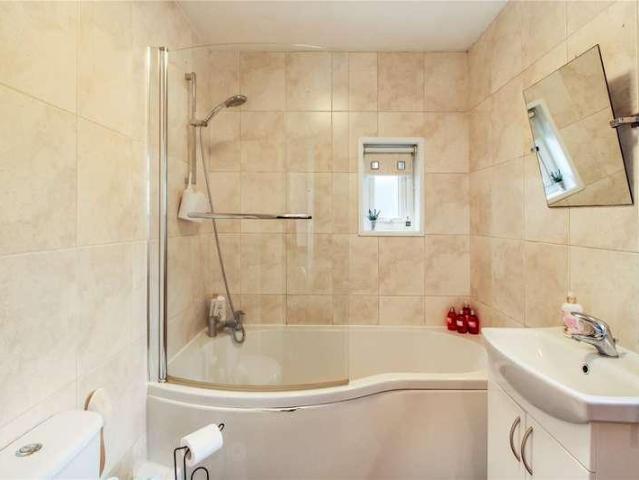Flat for sale in Alton Barnes, Essex