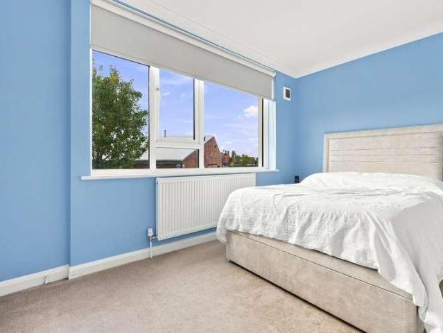 Flat for sale in Alton Barnes, Essex