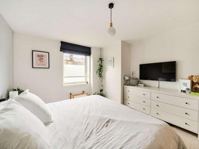 Flat for sale in Queensland Road, Greater London