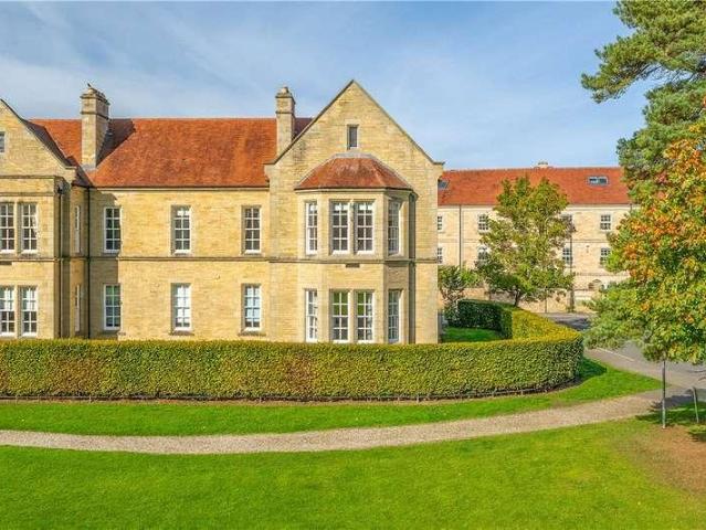 Flat for sale in Esscroft, Bradford