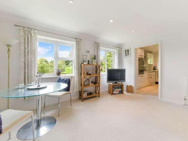 Flat for sale in Hillview, Surrey