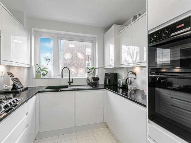 Flat for sale in Norbiton, Greater London