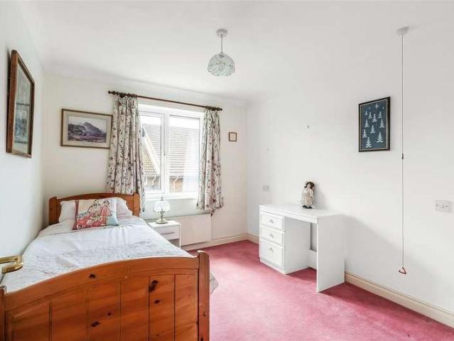 Flat for sale in Oxted, Hillview