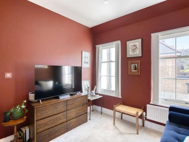 Flat for sale in Surbiton, Greater London
