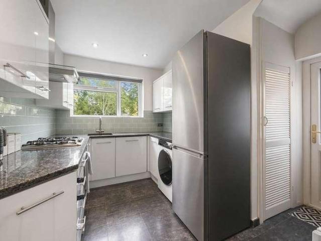 Flat for sale in Brondesbury, Greater London