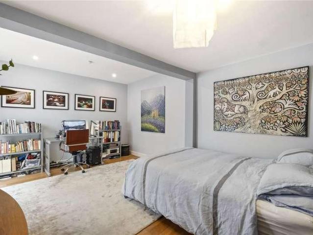 Flat for sale in Clapham Junction, Greater London