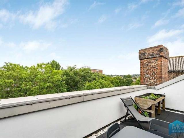 Flat for sale in Holloway, Greater London