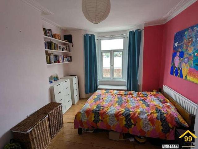 Flat for sale in E12, London