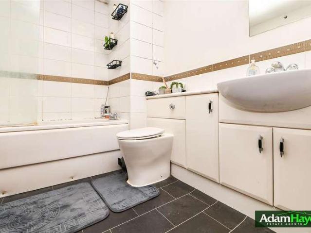 Flat for sale in North Finchley, Greater London