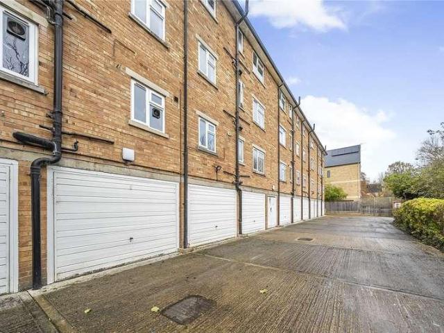 Flat for sale in Sunnymead, The Slade